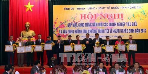 Enterprises help the poor enjoy Lunar New Year - ảnh 1